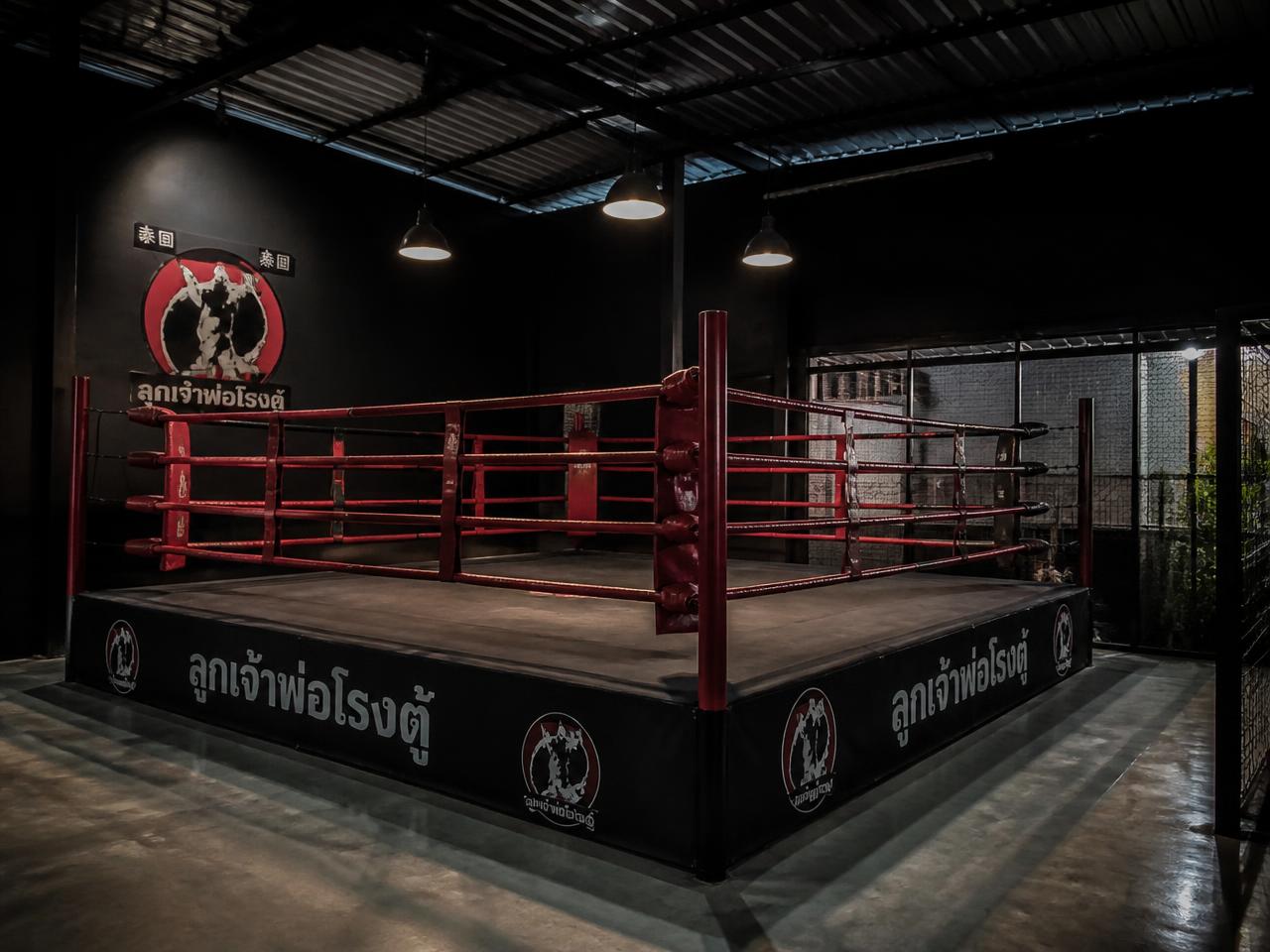 Ringue profissional de Muay Thai com cordas vermelhas